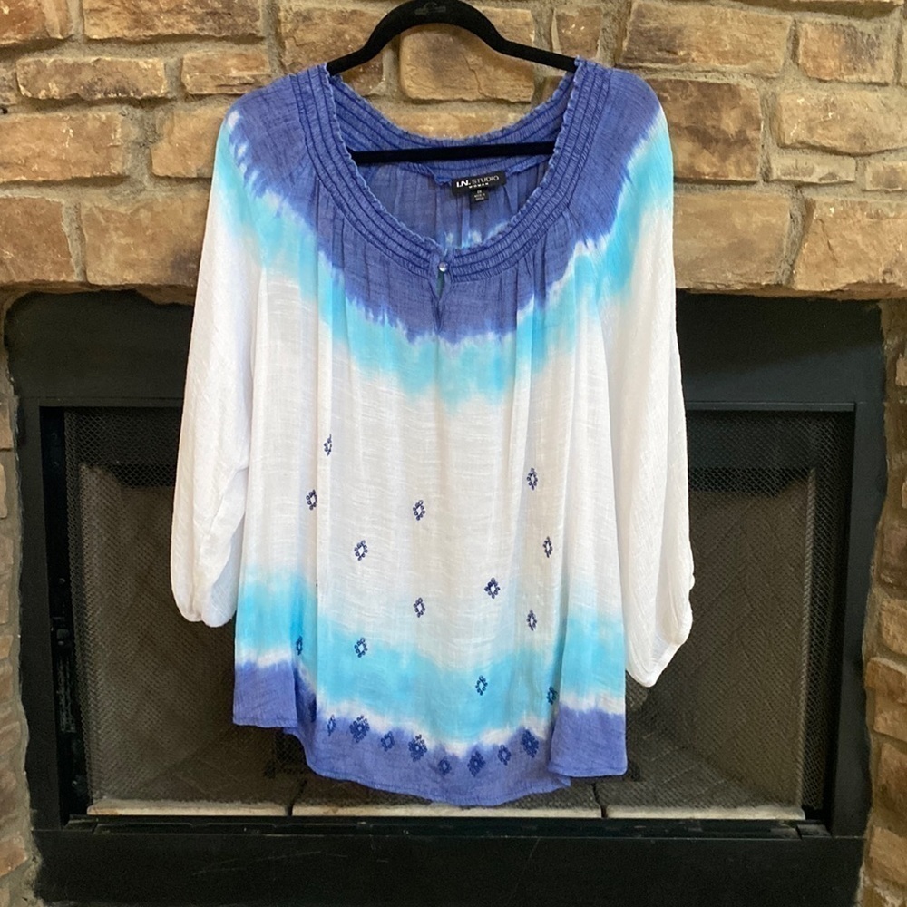 I.N. Studio blue and white top. Can be worn off the shoulder. Slight ombre. 2X